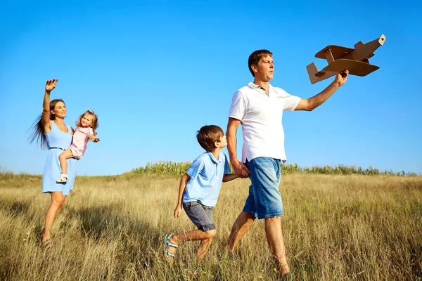 Oynarken mutlu aile yaz aylarında üzerinde doğa yürüyüşleri — Stok fotoğraf