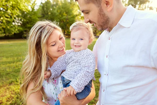 Glückliche Familie in einem Park im Sommer Herbst. — Stockfoto