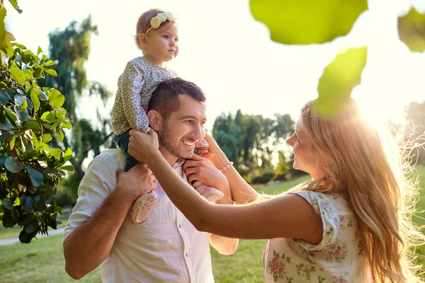 Glückliche Familie in einem Park im Sommer Herbst. — Stockfoto
