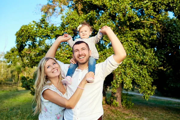 Glückliche Familie in einem Park im Sommer Herbst. — Stockfoto