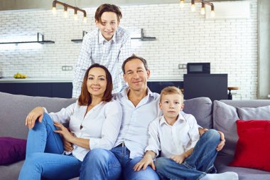 Mutlu aile odasında kanepede oturan gülümseyen.