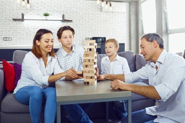 Aile masa oyunları odada çalış..