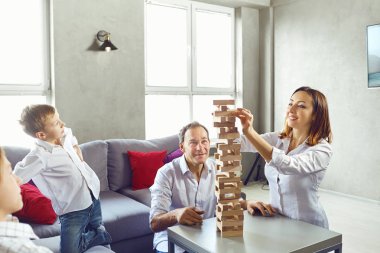 Aile masa oyunları odada çalış..
