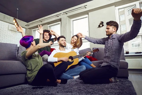 Friends playing the guitar, sing fun indoors. — Stock Photo, Image