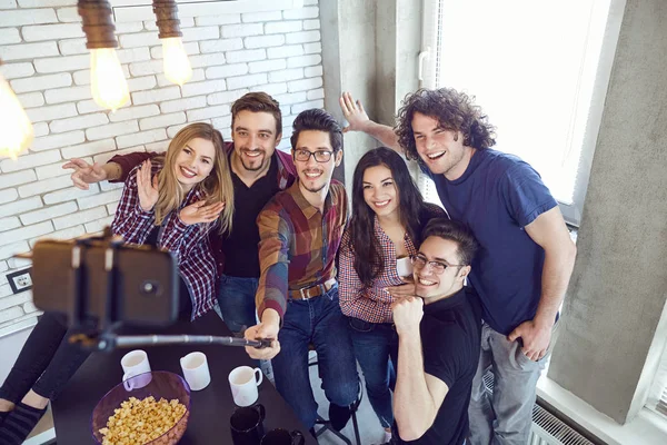 A group of friends are photographed on a phone. — Stock Photo, Image