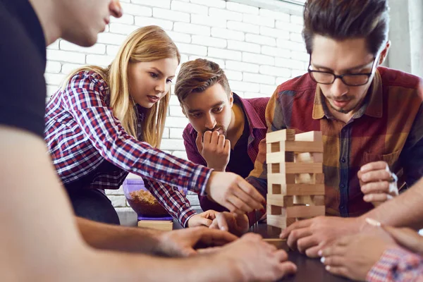 Een vrolijke groep vrienden bordspellen spelen. — Stockfoto