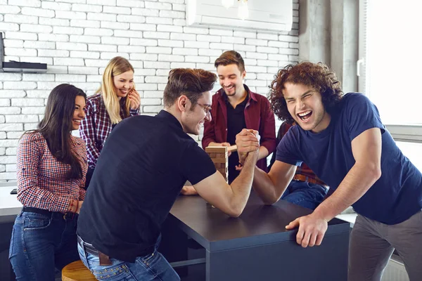 Grupp av vänner har roligt prata tillsammans på fritiden — Stockfoto