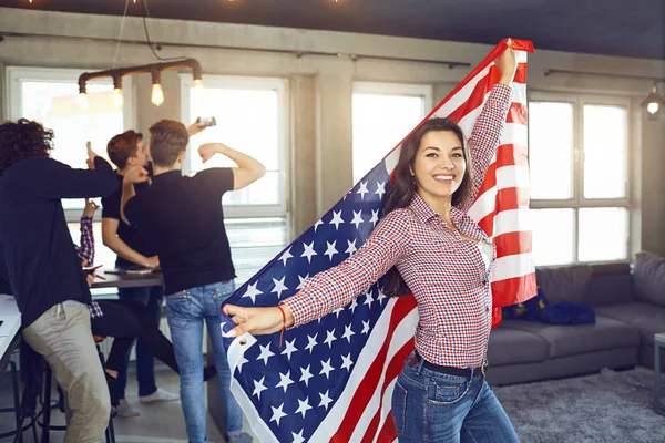 Gadis dengan senyum yang indah dengan bendera Amerika di dalam ruangan . — Stok Foto