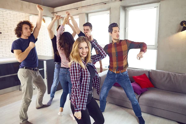 Vrienden dansen op een feestje van de studenten in het appartement. — Stockfoto