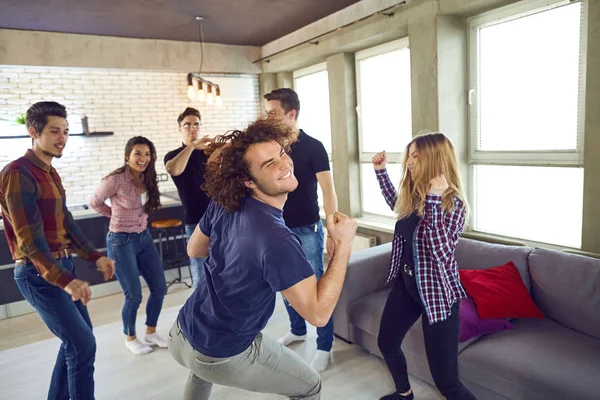 Amigos bailan en una fiesta de estudiantes en el apartamento . — Foto de Stock