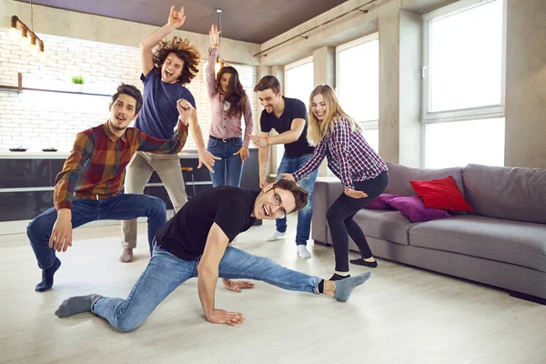 Vrienden dansen op een feestje van de studenten in het appartement. — Stockfoto