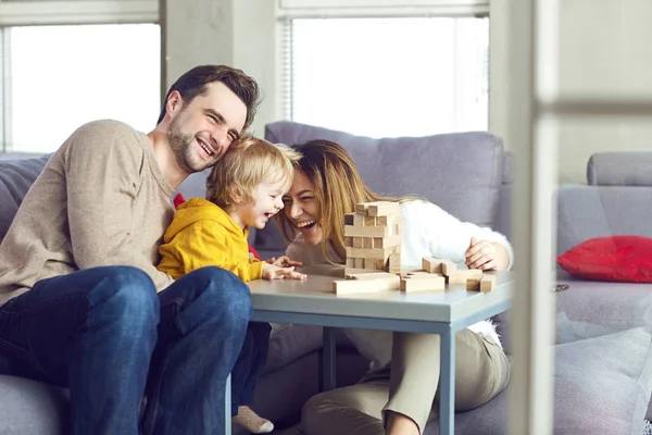 Família feliz jogando jogos de tabuleiro na mesa . — Fotografia de Stock