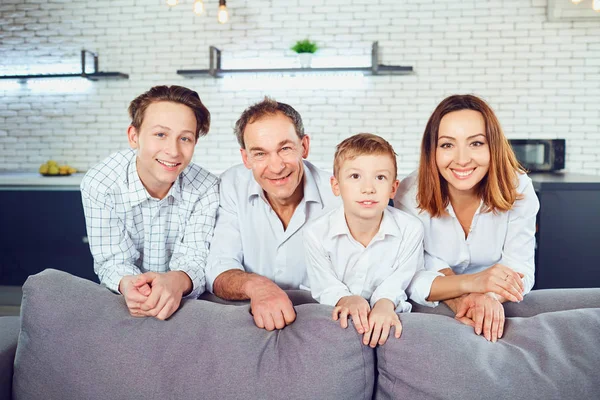 Mutlu aile odada gülümseyen.