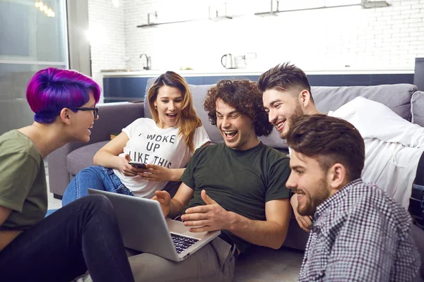 A group of friends of students in leisure with a laptop together — Stock Photo, Image