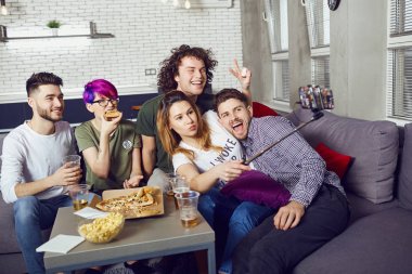 Bir grup arkadaşıyla birlikte bir fotoğraf makinesinde fotoğrafı.
