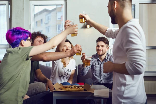 Een groep van vrienden is rammelende bril met bier. — Stockfoto