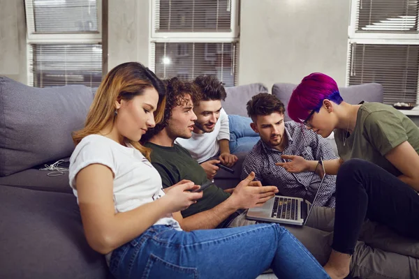 Een groep van vrienden van studenten in vrije tijd met een laptop in een roo — Stockfoto