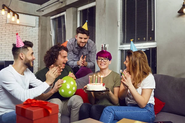 Amigos con pastel con velas celebrando cumpleaños . — Foto de Stock