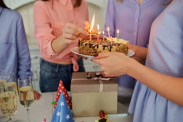 Ένα κέικ με κεριά για τα γενέθλιά του στα χέρια του τα κορίτσια c — Φωτογραφία Αρχείου