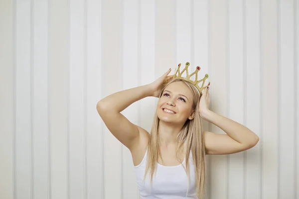 Funny blonde girl i with crown on her head smiling — Stock Photo, Image