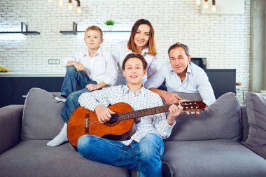 Mutlu aile odasında gitar şarkı şarkıları ile.