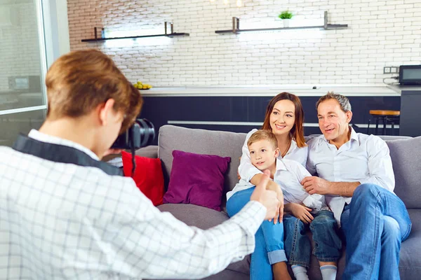 Tiener fotograferen op de camera en gelukkige familie. — Stockfoto