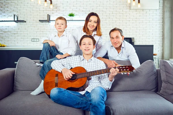 Mutlu aile odasında gitar şarkı şarkıları ile. — Stok fotoğraf