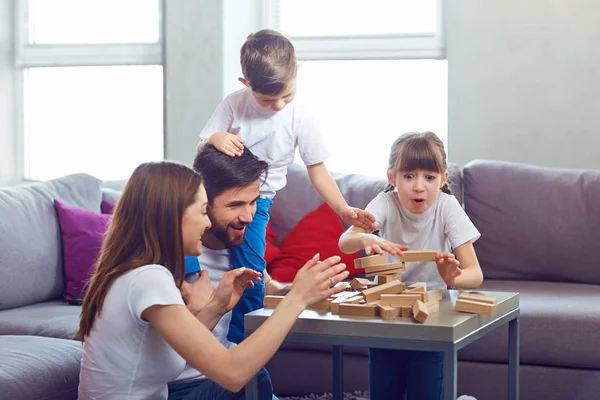 Família feliz jogando jogos de tabuleiro em casa . — Fotografia de Stock