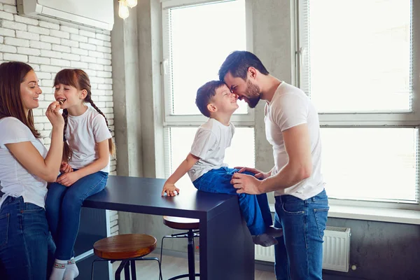 Vrolijke familie samenspelen in een kamer. — Stockfoto