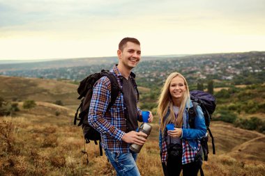Mutlu bir çift yolcuları bir termos içinde n gelen çay içme