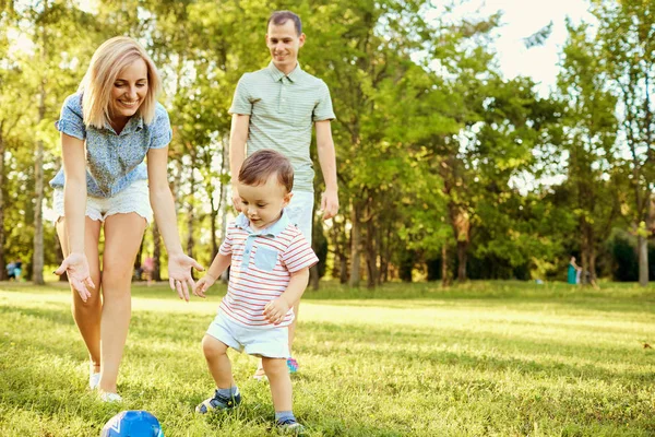 Doğadaki mutlu aile.
