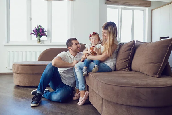 Evde mutlu bir aile. — Stok fotoğraf