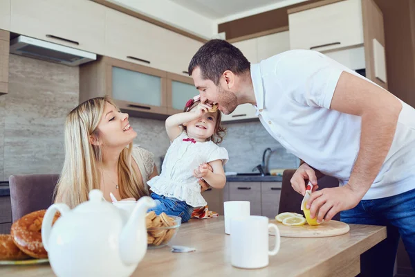 Une famille heureuse mange dans la cuisine . — Photo