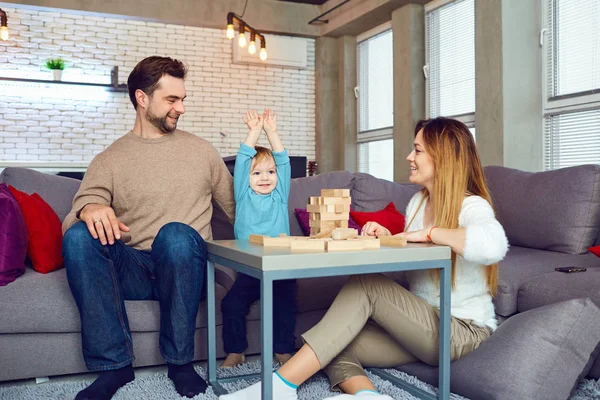 De familie speelt bordspellen op de kamer. — Stockfoto