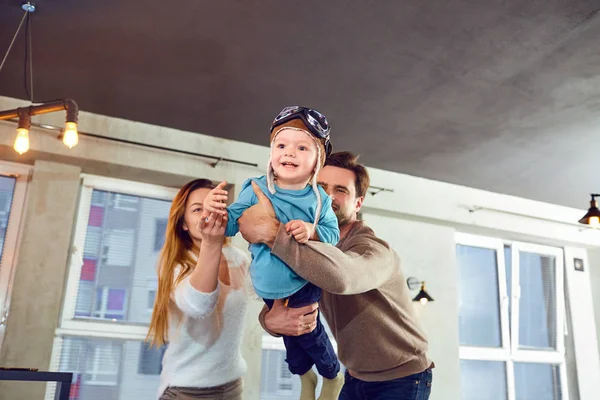 Een gelukkige familie speelt met een kind binnenshuis — Stockfoto