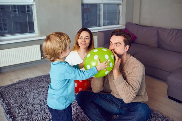 Een gezin met een luchtballon rommelt met het kind in de r — Stockfoto