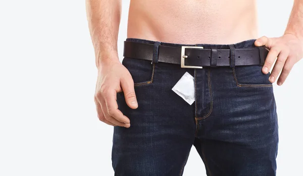 Condom in crotch jeans νεαρός άνδρας — Φωτογραφία Αρχείου