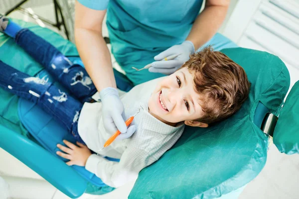 Diş hekimi çocukların dişlerini kontrol eder — Stok fotoğraf