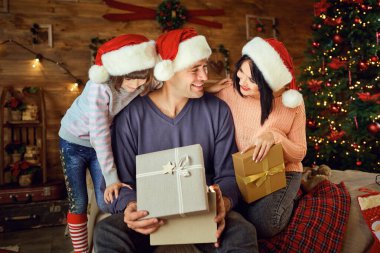 Mutlu aile Noel 'de evde hediye verir.