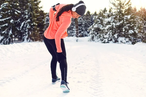 Stretching, trauma, pain of the legs when running in winter. — Stock Photo, Image