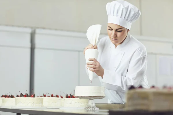 Ζαχαροπλάστης διακόσμηση τούρτα στο ζαχαροπλαστείο. — Φωτογραφία Αρχείου