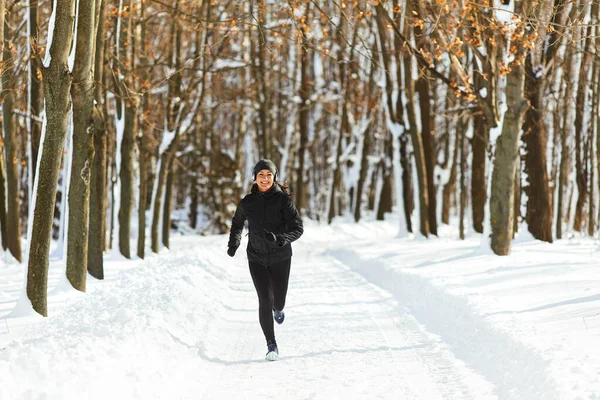 Girl jogging in the snow on the nature in winter — Stock Photo, Image