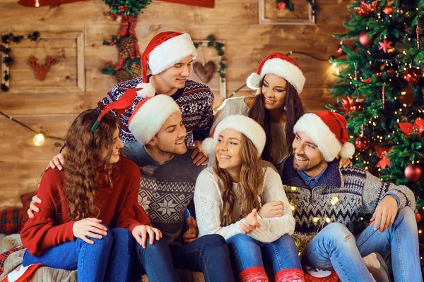 Grupo de amigos rindo em chapéus de Santa — Fotografia de Stock