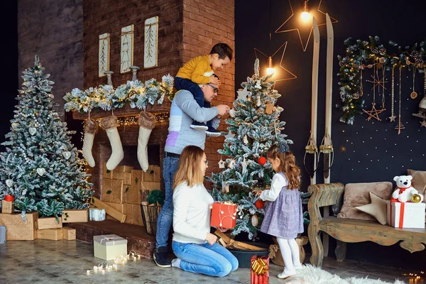 Pais e crianças decorando árvore de Natal — Fotografia de Stock