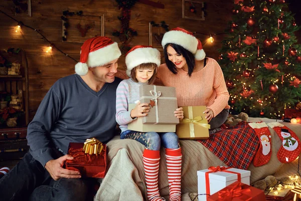 Familie geeft dochter een cadeau in de kamer met Kerstmis. — Stockfoto