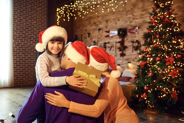 Mutlu bir aile Noel için bir odada kucaklaşıyor. — Stok fotoğraf