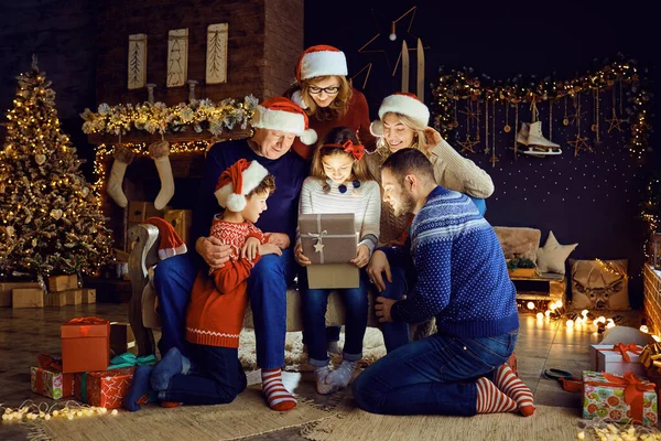 Een grote familie in een kamer geeft geschenken met Kerstmis. — Stockfoto