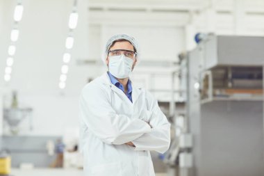 Maskeli bir teknoloji uzmanı iş başında..
