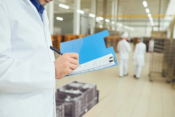 Boekhouding voor goederen in magazijn. — Stockfoto