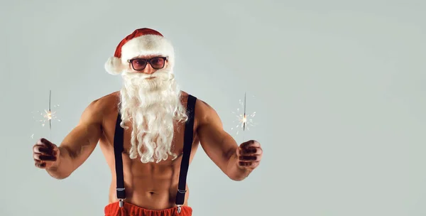 Santa atleet met sterretjes in handen in een kerst. — Stockfoto